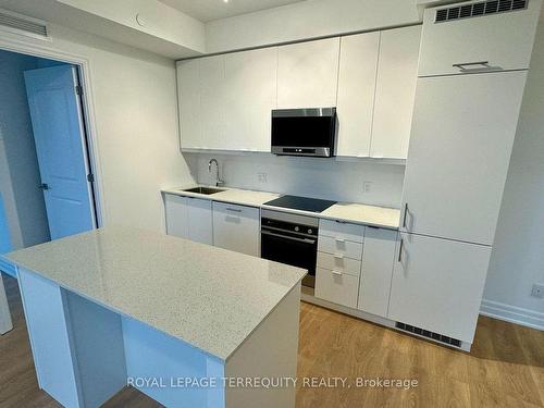 904-30 Elm Dr, Mississauga, ON - Indoor Photo Showing Kitchen