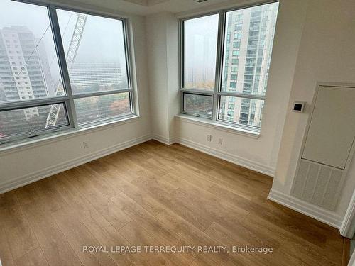 904-30 Elm Dr, Mississauga, ON - Indoor Photo Showing Other Room