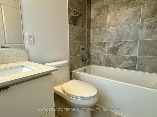 904-30 Elm Dr, Mississauga, ON - Indoor Photo Showing Bathroom