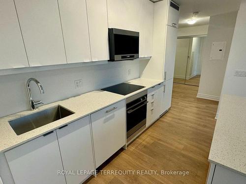 904-30 Elm Dr, Mississauga, ON - Indoor Photo Showing Kitchen