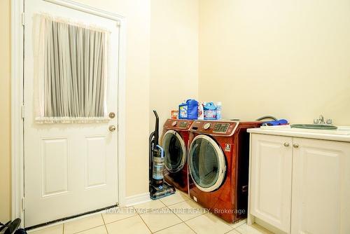 48 Dancing Waters Rd, Brampton, ON - Indoor Photo Showing Laundry Room