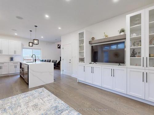 19 Johnston St, St. Catharines, ON - Indoor Photo Showing Kitchen With Upgraded Kitchen