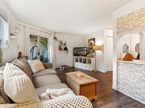 104-1900 Bowen Rd, Nanaimo, BC - Indoor Photo Showing Living Room