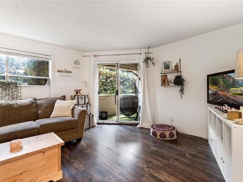 104-1900 Bowen Rd, Nanaimo, BC - Indoor Photo Showing Living Room