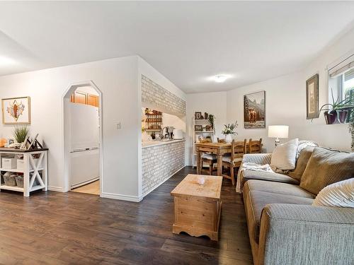 104-1900 Bowen Rd, Nanaimo, BC - Indoor Photo Showing Living Room