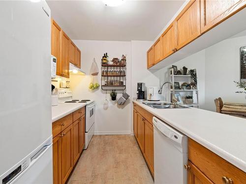 104-1900 Bowen Rd, Nanaimo, BC - Indoor Photo Showing Kitchen With Double Sink