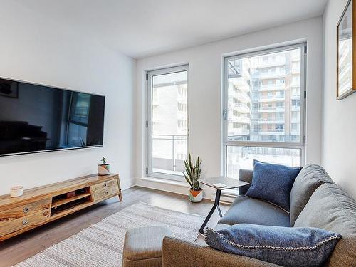 Living room - 314-360 Rue Atateken, Montréal (Ville-Marie), QC - Indoor Photo Showing Living Room