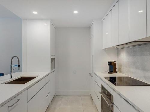 Kitchen - 314-360 Rue Atateken, Montréal (Ville-Marie), QC - Indoor Photo Showing Kitchen With Double Sink With Upgraded Kitchen