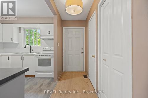 8 - 102 Silvan Drive, Welland, ON - Indoor Photo Showing Kitchen