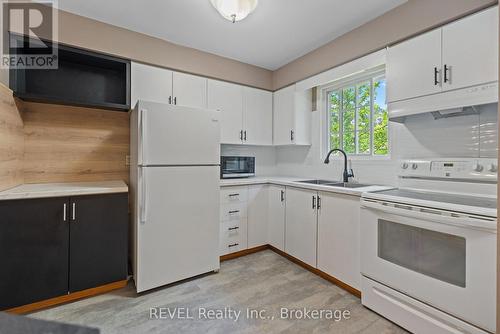 8 - 102 Silvan Drive, Welland, ON - Indoor Photo Showing Kitchen With Double Sink