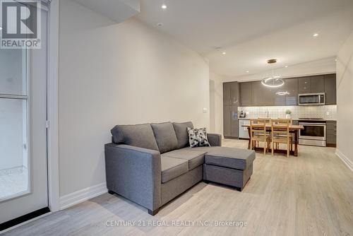 512 - 657 Cricklewood Drive, Mississauga, ON - Indoor Photo Showing Living Room