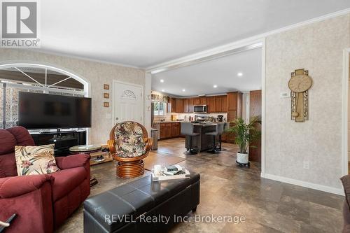 323 - 23 Four Mile Creek Road, Niagara-On-The-Lake (St. Davids), ON - Indoor Photo Showing Living Room