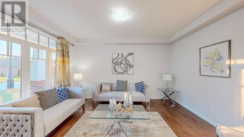 39 Hollingshead Road, Ingersoll, ON - Indoor Photo Showing Living Room