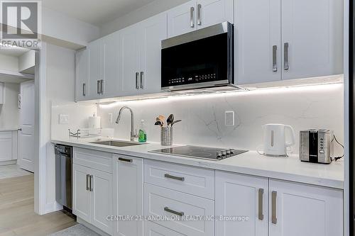 15 Ingersoll Lane, Richmond Hill, ON - Indoor Photo Showing Kitchen With Upgraded Kitchen