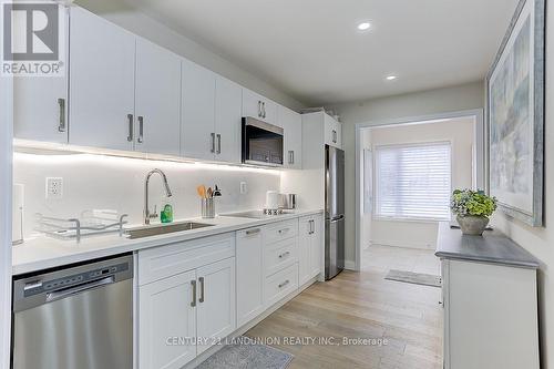 15 Ingersoll Lane, Richmond Hill, ON - Indoor Photo Showing Kitchen With Upgraded Kitchen