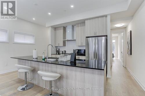 15 Ingersoll Lane, Richmond Hill, ON - Indoor Photo Showing Kitchen With Upgraded Kitchen