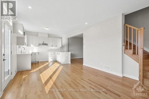 353 Falsetto Street, Orleans - Convent Glen And Area (2013 - Mer Bleue/Bradley Estates/Anderson Park), ON - Indoor Photo Showing Kitchen