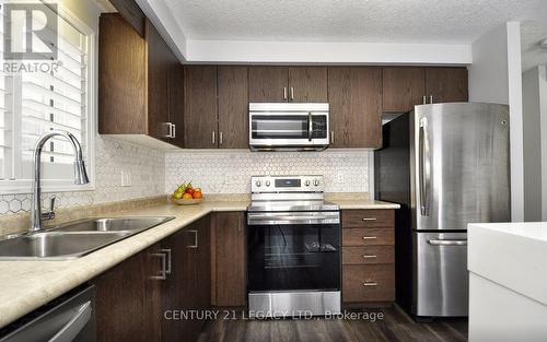 175 Hardcastle Drive, Cambridge, ON - Indoor Photo Showing Kitchen With Stainless Steel Kitchen With Double Sink With Upgraded Kitchen