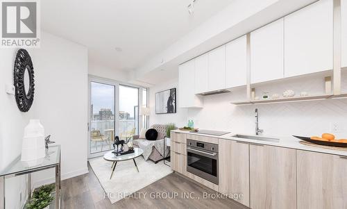 605 - 15 Holmes Avenue N, Toronto, ON - Indoor Photo Showing Kitchen