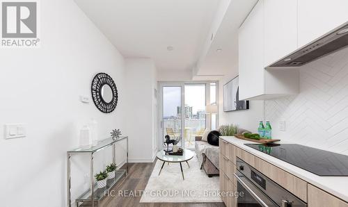 605 - 15 Holmes Avenue N, Toronto, ON - Indoor Photo Showing Kitchen