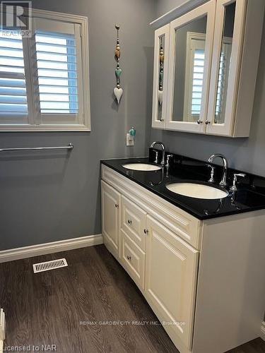 48 Mcdonald Avenue, Thorold, ON - Indoor Photo Showing Bathroom