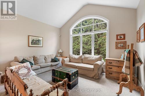 32 Sunrise Court, Fort Erie, ON - Indoor Photo Showing Living Room