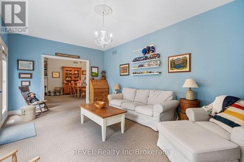 32 Sunrise Court, Fort Erie, ON - Indoor Photo Showing Living Room