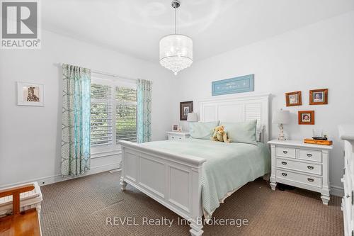 32 Sunrise Court, Fort Erie, ON - Indoor Photo Showing Bedroom