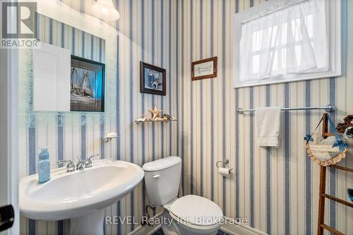 32 Sunrise Court, Fort Erie, ON - Indoor Photo Showing Bathroom