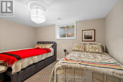 32 Sunrise Court, Fort Erie, ON - Indoor Photo Showing Bedroom