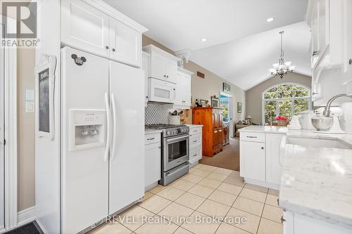 32 Sunrise Court, Fort Erie, ON - Indoor Photo Showing Kitchen