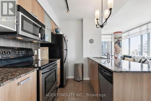 2507 - 37 Grosvenor Street, Toronto, ON - Indoor Photo Showing Kitchen