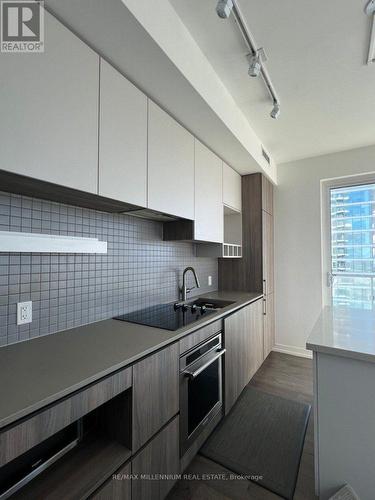 5112 - 950 Portage Parkway, Vaughan, ON - Indoor Photo Showing Kitchen