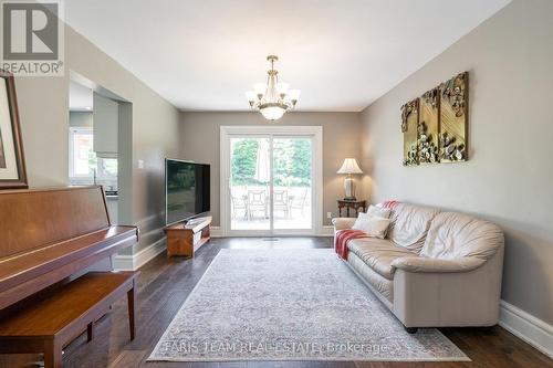 1602 Kale Drive, Innisfil, ON - Indoor Photo Showing Living Room