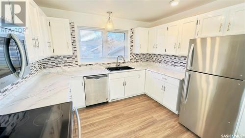 382 Appleby Crescent, Saskatoon, SK - Indoor Photo Showing Kitchen With Double Sink