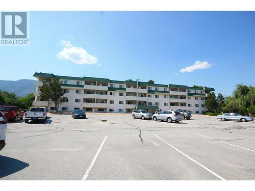 Large parking lot - 150 Skaha Place Unit# 402, Penticton, BC - Outdoor