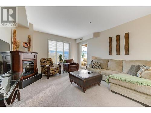 1875 Country Club Drive Unit# 1414, Kelowna, BC - Indoor Photo Showing Living Room With Fireplace