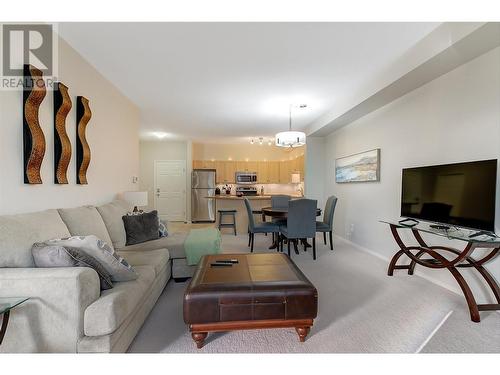 1875 Country Club Drive Unit# 1414, Kelowna, BC - Indoor Photo Showing Living Room