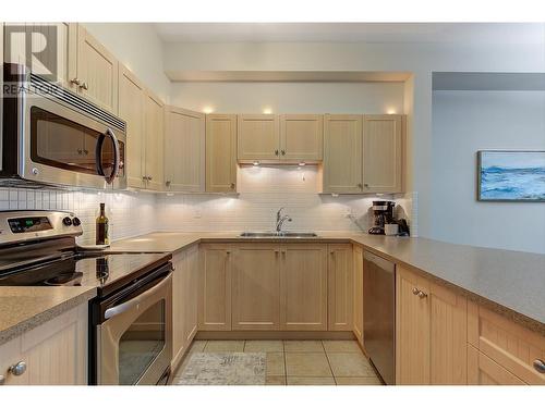 1875 Country Club Drive Unit# 1414, Kelowna, BC - Indoor Photo Showing Kitchen With Double Sink