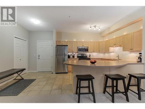 1875 Country Club Drive Unit# 1414, Kelowna, BC - Indoor Photo Showing Kitchen