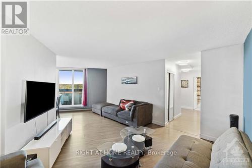 718 - 2000 Jasmine Crescent, Ottawa, ON - Indoor Photo Showing Living Room