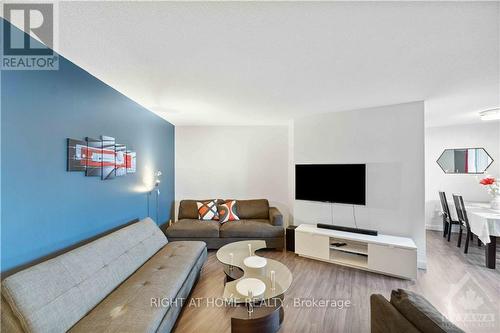 718 - 2000 Jasmine Crescent, Ottawa, ON - Indoor Photo Showing Living Room