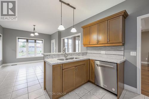 305 Skyline Avenue, London, ON - Indoor Photo Showing Kitchen With Double Sink