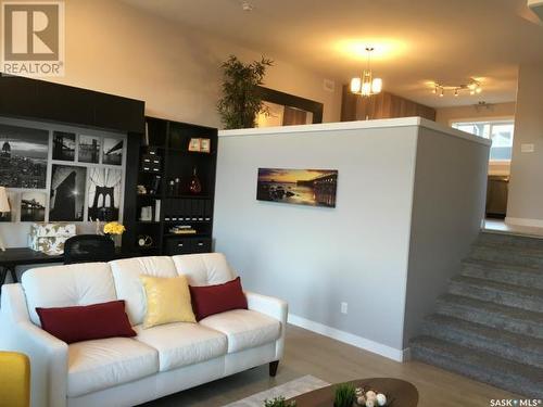 1 1070 Parr Hill Drive, Martensville, SK - Indoor Photo Showing Living Room