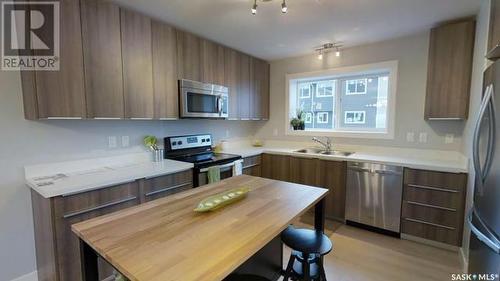 1 1070 Parr Hill Drive, Martensville, SK - Indoor Photo Showing Kitchen With Double Sink