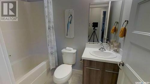 1 1070 Parr Hill Drive, Martensville, SK - Indoor Photo Showing Bathroom