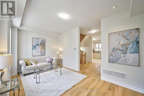 86 Chicago Lane, Markham, ON - Indoor Photo Showing Living Room