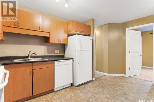 39 5023 James Hill Road, Regina, SK - Indoor Photo Showing Kitchen With Double Sink