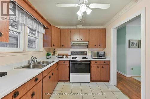 125 Renault Crescent, Toronto, ON - Indoor Photo Showing Kitchen With Double Sink