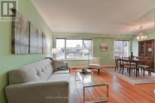 125 Renault Crescent, Toronto, ON - Indoor Photo Showing Living Room